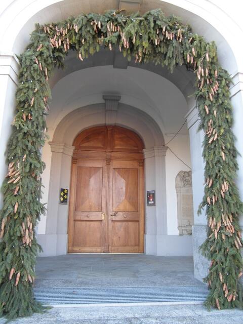 festlich umrandet das Eingangsportal