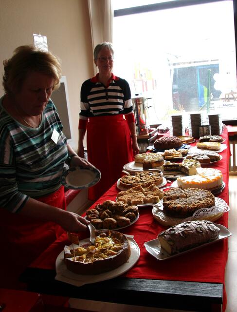 ein freundliches Team am Kuchenbuffet