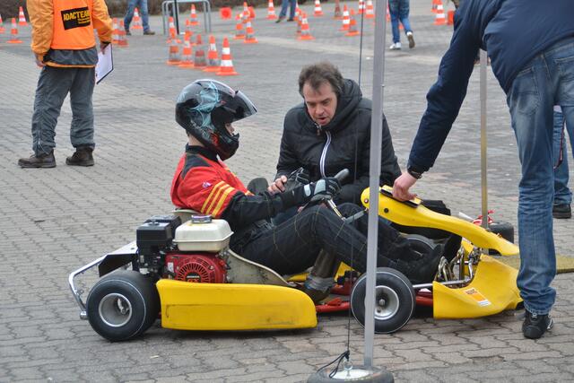 Dorian hört dem Trainer zu