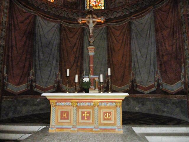Altar mit Drapiermalereien.