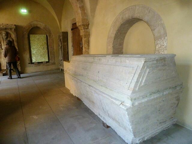 Sarkophag im Klostergang.