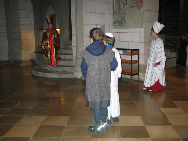 Jesus vor Pontius Pilatus und dem Hohenpriester.
