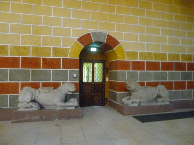 Von Löwen bewachte Tür zum Kloster.