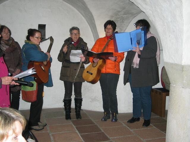 Die musikalische Gestaltung unter der Leitung von Ulrike Heindl (oranger Anorak).