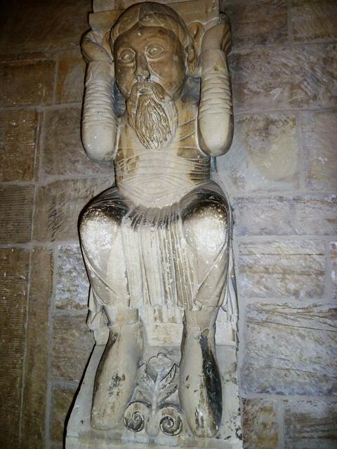 Hebefigur im Klostergang