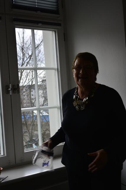 Frau Hellmann, die helfende Hand