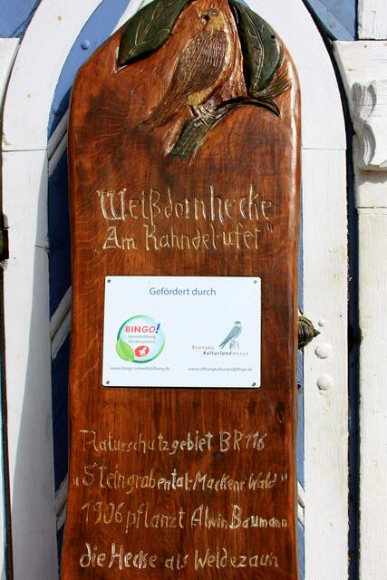 Das neue Hinweisschild am Kahndelufer mit dem Hinweis auf die Förderung