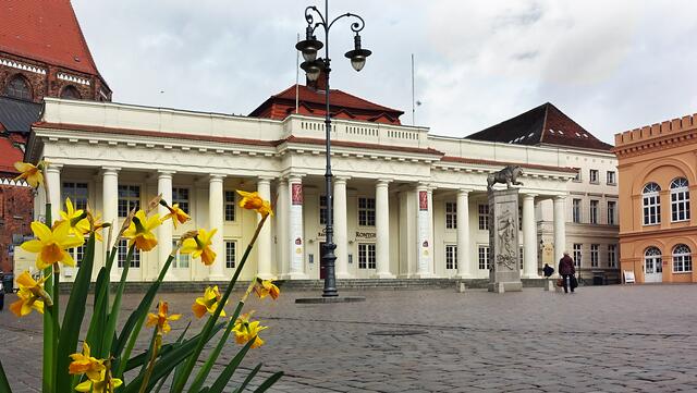 Nur ein paar Blumenkübel betonen auf dem Marktplatz die Jahreszeit.