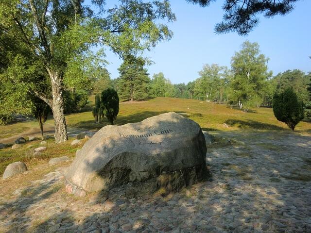 Eine Attraktion am Wege durch die Lüneburger Heide ist das Grab von Hermann Löns bei Tietlingen.