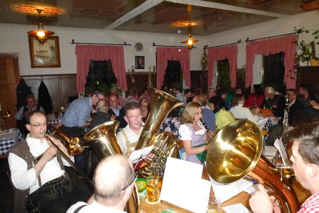 bis auf den letzten Winkel waren sämtliche Räume besetzt im Gasthof Schmid, Batzenhofen | Foto: Herbert Gründler