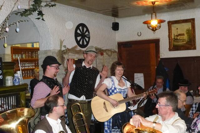 die Gersthofer Feuerwehrler boten einige lustige Couplets, hier begleitet von Silvia Gründler | Foto: Herbert Gründler