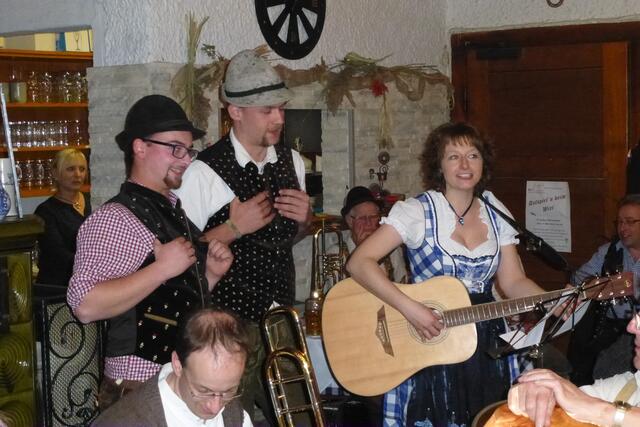Gersthofer Feuerwehrler und Silvia Gründler boten lustige Lieder | Foto: Herbert Gründler