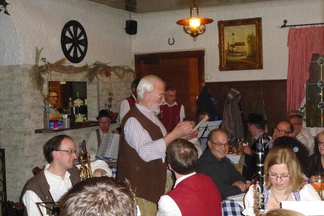 Musikanten und Sänger bei 1. Aufspieln beim Wirt in Batzenhofen | Foto: Herbert Gründler
