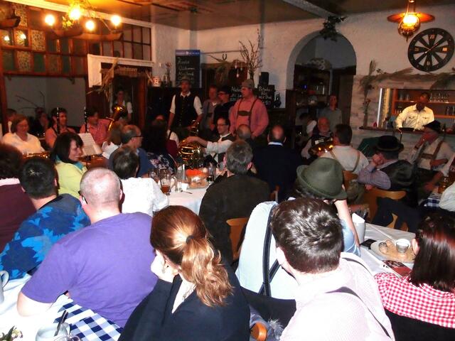 ein kurzweiliger Abend mit Musik, Gesang, Gschichtle und Versle in schwäbischer und bayrischer Mundart