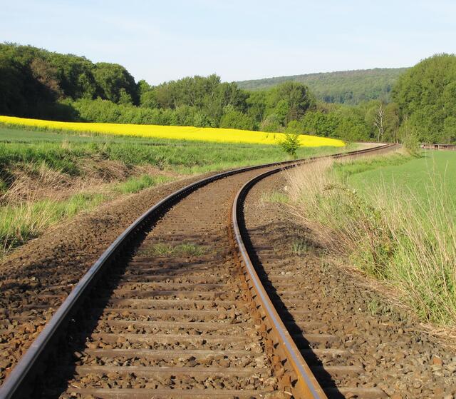 So wurde 1844 im Königreich die erste Bahnstrecke eingeweiht. Sie führte, bevor sie später nach Braunschweig hin und ins  preußische Minden erweitert wurde, zunächst von Hannover nach Lehrte.