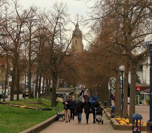 Die Allee füllt sich auch am 2. Ostertag (vormittags)