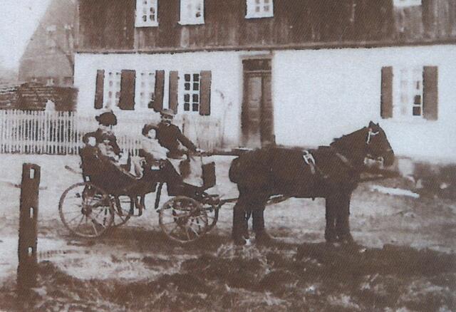 Mit Pferdewagen wurde zur damaligen Zeit gereist. Längere Strecken waren eine ziemliche Tortur. (Hof meiner Urururgroßeltern in Griebo und deren Nachfahren, ca. 1880.)