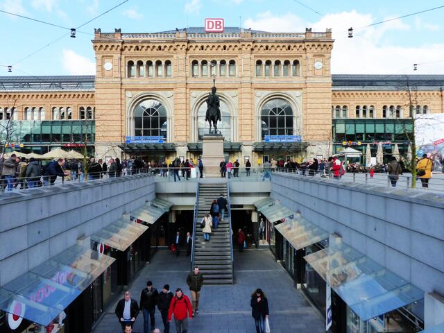 Doch schon bald darauf wurde dieser nach Hannover verlegt. Und eine Residenzstadt musste natürlich auch repräsentieren. Auch an den Bahnhöfen sollte das erkennbar sein.