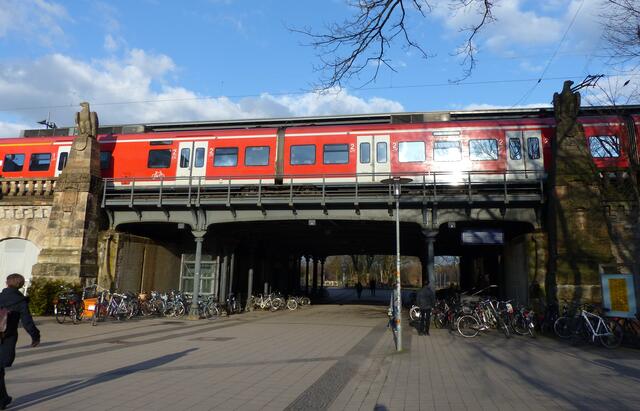 Sie legten die Bahnstecke im Stadtgebiet höher. So konnte diese, wie hier an der alten Pferderennbahn, ungehindert durch Tunnel passiert werden. Das war wegweisend auch für andere Städte.