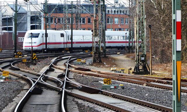 Später brach mit der Einführung zunächst von Dieselloks, dann in den sechziger Jahren von E-Loks und schließlich sogar mit Hochgeschwindigkeitszügen ein neues Bahnzeitalter an.