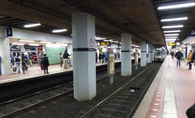 Von dort geht es auch zur U-Bahn hinunter.