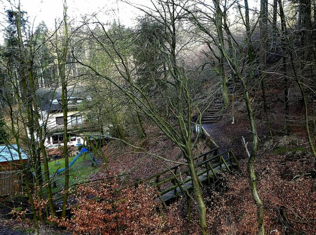 ..... im Vordergrund die Teufelsbrücke