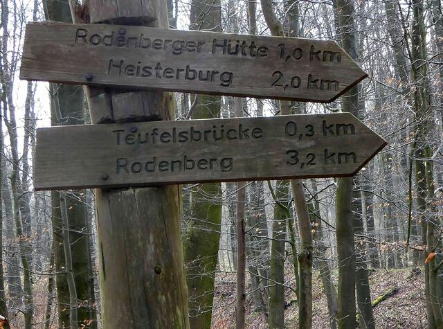 ..... hier geht es vom Hauptweg rechts ab zur Teufelsbrücke
