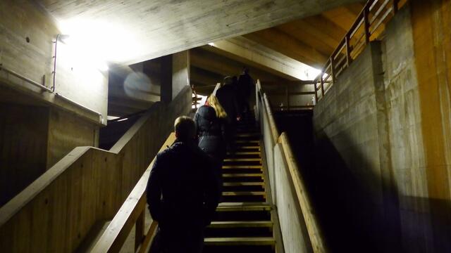 Über lange Treppen geht es wieder zur Oberwelt hinauf.