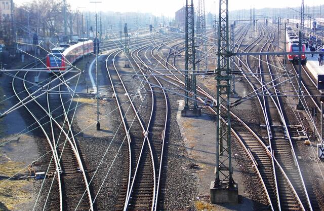 Die Eisenbahn entwickelte sich so rasant, dass das Land bald von einem Netz von Schienen überzogen wurde, bis zu den Dörfern hin.