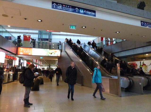 Auf der unteren Ebene kann man den Bahnhof von der City zu dessen Rückseite an der Lister Meile unterqueren, ohne sich durch das oft starke Fahrgastaufkommen drängen zu müssen.