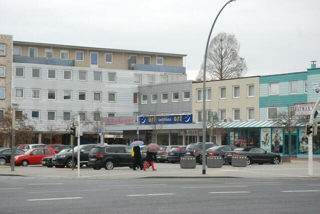 Kranich-Gymnasium Salzgitter-Lebenstedt   10  ecke Berliner Straße, mit kino rechts, bildmitte der standort "unserer" milchbar