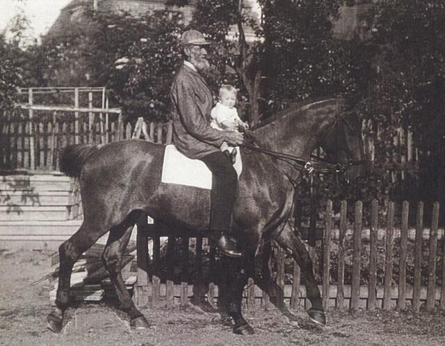 Zu dieser Zeit war das Pferd das schnellste Fortbewegungsmittel. (Ein Urgroßvater mit Enkelsohn in Blankenburg, ca. 1910.)