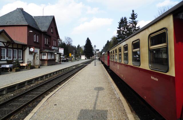 Überall im Lande wurden Haltestationen oder sogar Bahnhöfe eingerichtet. Zunächst war Lehrte der Schwerpunkt der neuen Eisenbahnlinie.