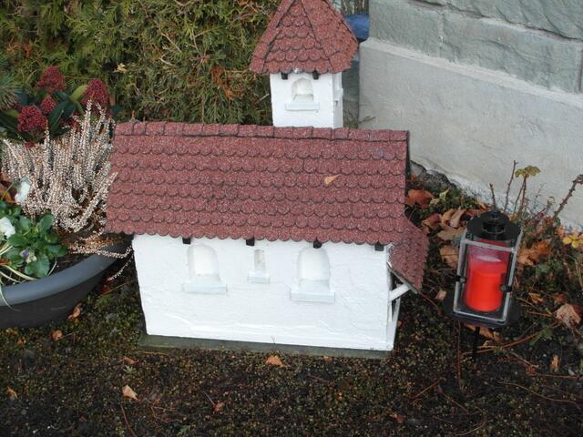 Mitten auf einem Grab, die Seitenansicht !