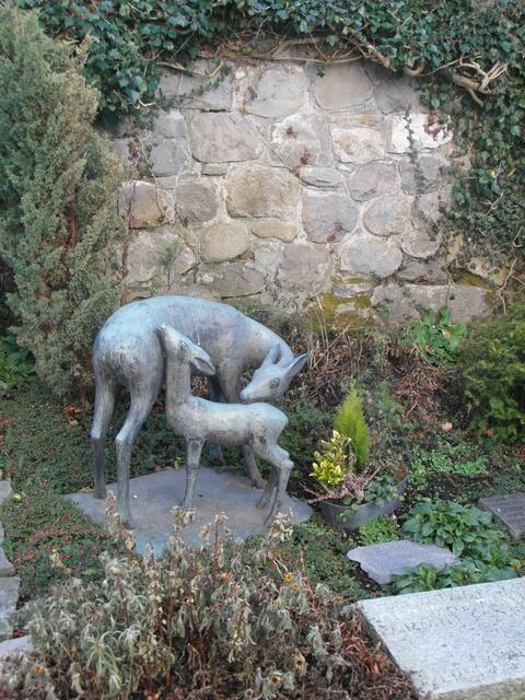 auch Tiere die Frieden und Ruhe suchen und brauchen sind auf einem alten Familiengrab dargestellt ,zu finden !