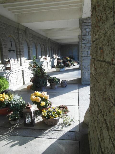Seitliche Liegehalle am Friedhof --auch hier drunter sind Tote begraben.