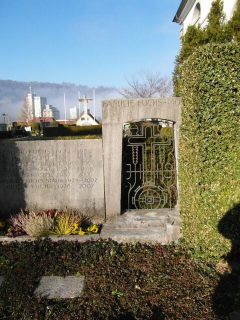 Ein Grabstein wie eine Tor gemacht, sah ich bisher noch nie so schön ! Schade, daß das Grab im Hintergrund nicht direkt die Berge hatte !