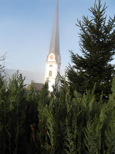 Hinter dem Friedhof auf dem kleinen Berganstieg .