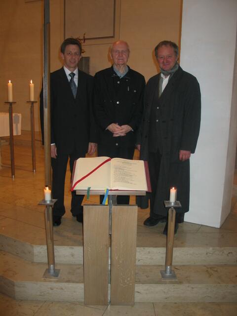 In der Osternacht segnete Bischöflich Geistlicher Rat i.R. Hermann-Josef Lampart (Mitte) die vom Künstler Norbert Zagel (rechts) erstellten Prozessionsleuchter und das Evangeliarpult. Mit ihnen freut sich auch Kirchenpfleger Martin Koch (links).
