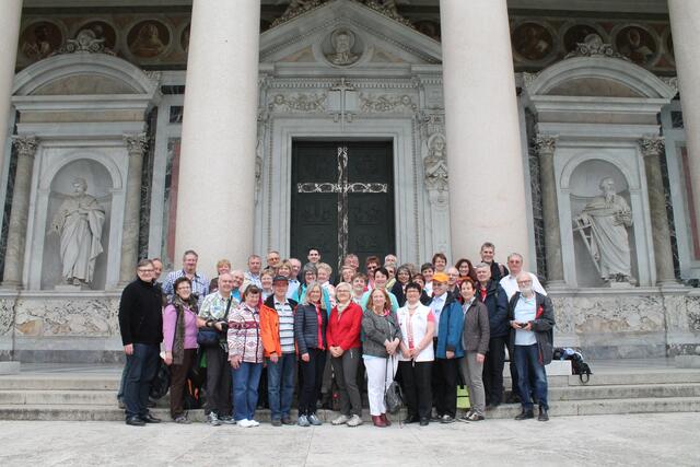 Zum Heiligen Jahr der Barmherzigkeit machte sich Kolping-Diözesanpräses Alois Zeller zusammen mit einer Gruppe von Pilgern auf den Weg nach Rom und begegnet verschiedenen heiligmäßigen Personen als Zeugen der Barmherzigkeit. Natürlcih durften auch die traditionellen Sehenswürdigkeiten nicht fehlen. Beim Besuch der Kirche St. Paul vor den Mauern bot sich vor dem Hauptportal die Gelegenheit für ein Gruppenfoto. (Bild von Klaus Lingenhöl)