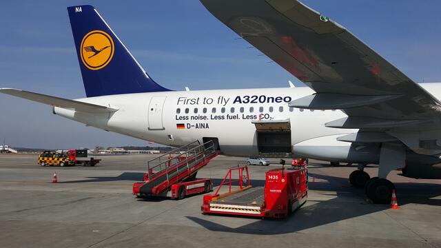 Vorfeldabläufe aus nächster Nähe: Ein Airbus A320 neo der Lufthansa Passage an der Pier (Foto: Kai Debus)