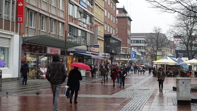 Auf dem Holstenplatz in Richtung zur Holstenstraße. Foto: Helmut Kuzina