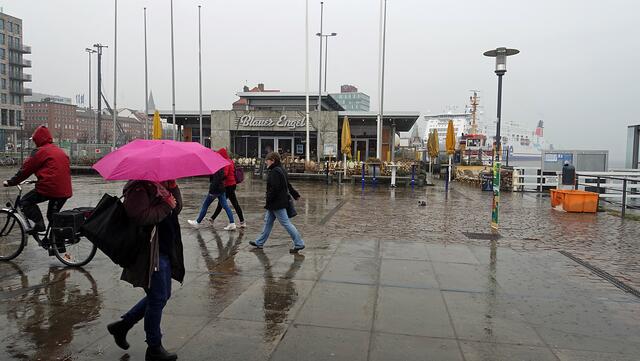 Treffpunkt zwischen Bahnhof und Hörnbrücke: Der Blaue Engel an der Bahnhofsbrücke. Foto: Helmut Kuzina