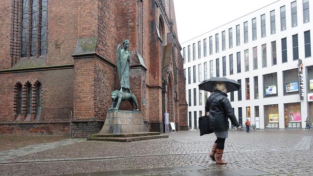 Vor der Nikolaikirche steht die Bronzeplastik des "Geistkämpfers" von Ernst Barlach. Foto: Helmut Kuzina