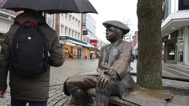 Bürgermeister Asmus Bremer als Bronzefigur auf seinem Stammplatz an der Holstenstraße. Foto: Helmut Kuzina