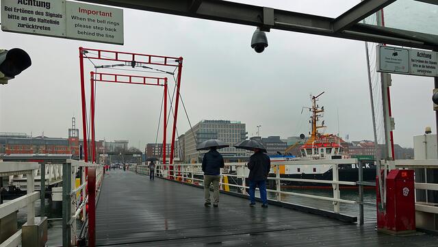 Die Hörnbrücke, eine Dreifeldzugklappbrücke, führt vom Bahnhofsbereich (im Hintergrund) zum Ostufer der Kieler Förde. Foto: Helmut Kuzina