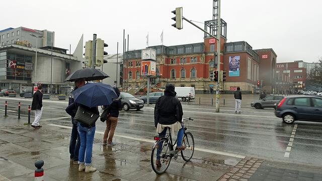 Der Hauptbahnhof mit dem Bahnhofsvorplatz an der Kaistraße. Foto: Helmut Kuzina