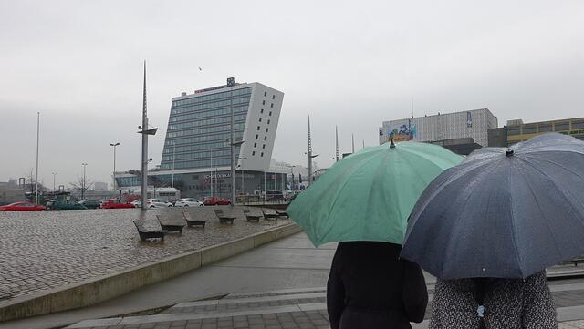 Schräg und zwölf Stockwerke hoch: Fähr- und Kreuzfahrtterminal am Schwedenkai. Foto: Helmut Kuzina