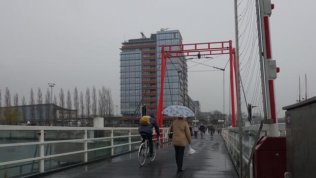 Über die Hörnbrücke geht es zum 14-geschossigen Hochhaus ("Waterkantgebäude") am Ostufer der Förde. Foto: Helmut Kuzina