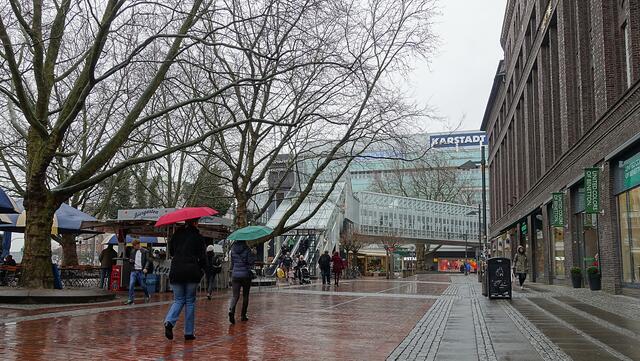Auf dem Holstenplatz zum Karstadt-Warenhaus. Foto: Helmut Kuzina